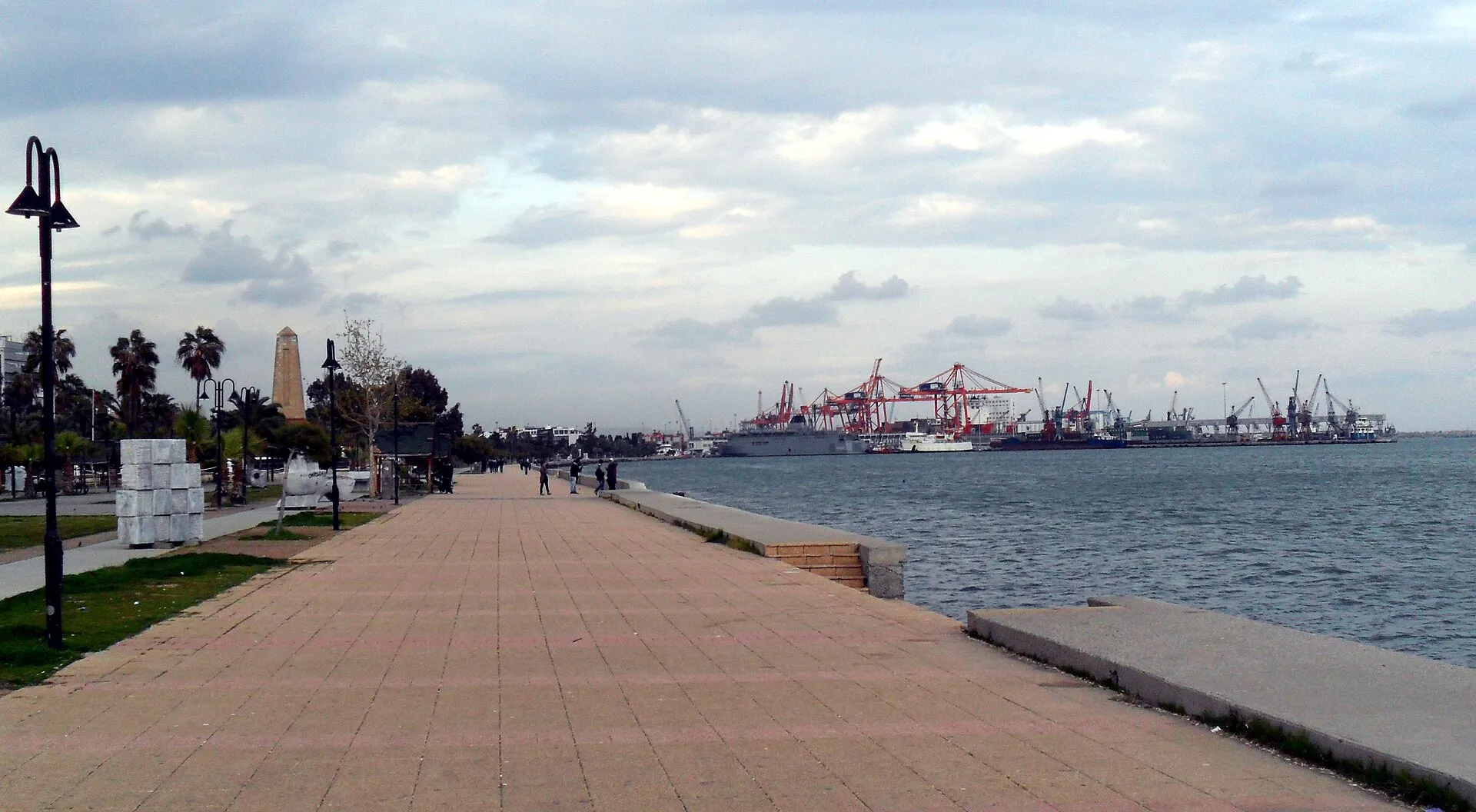 Парк Ататюрка (Мерсин) — набережная с монументом у моря