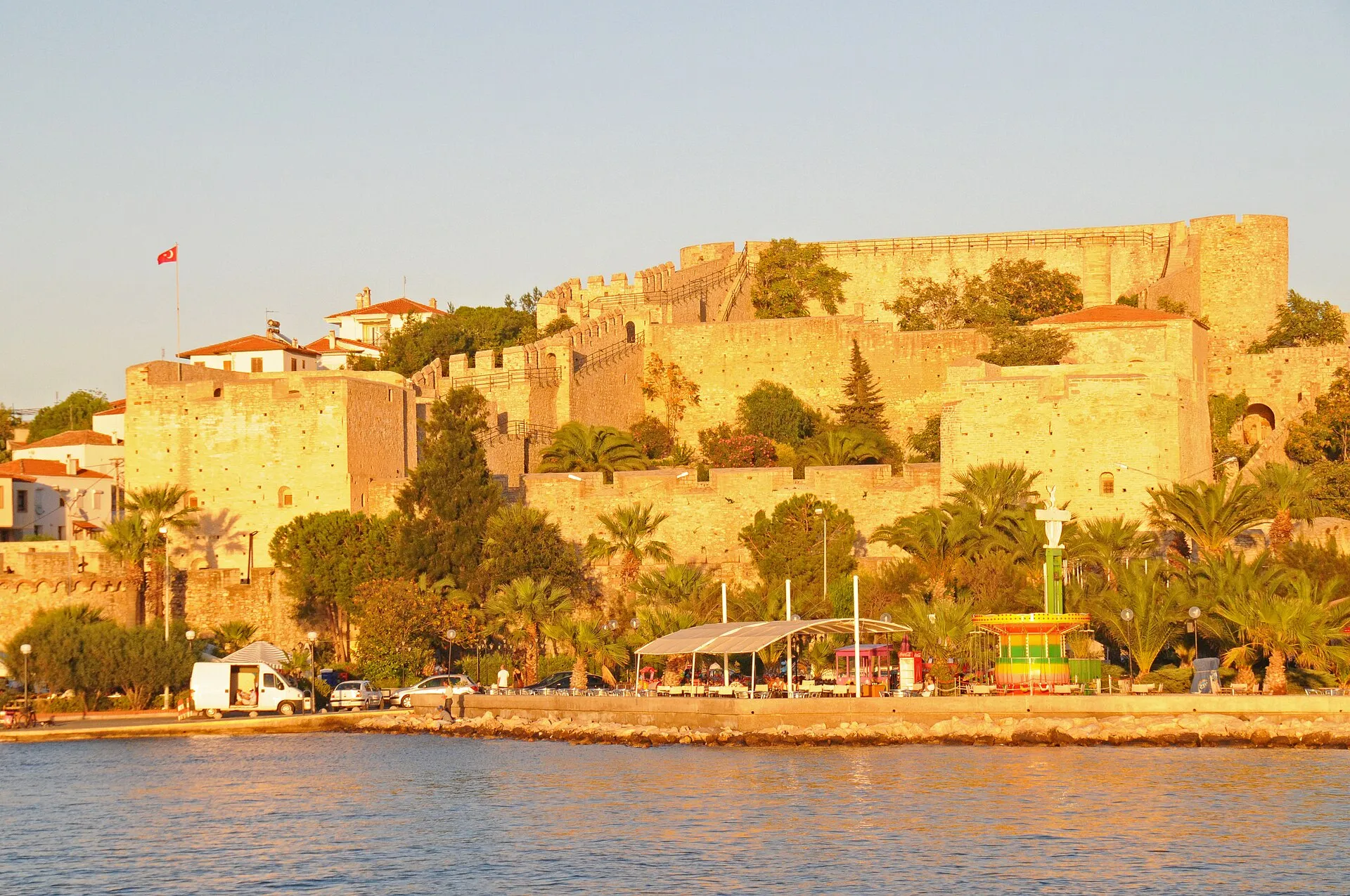 Замок Чешме (Çeşme Castle) — османська фортеця та музей на Егейському морі