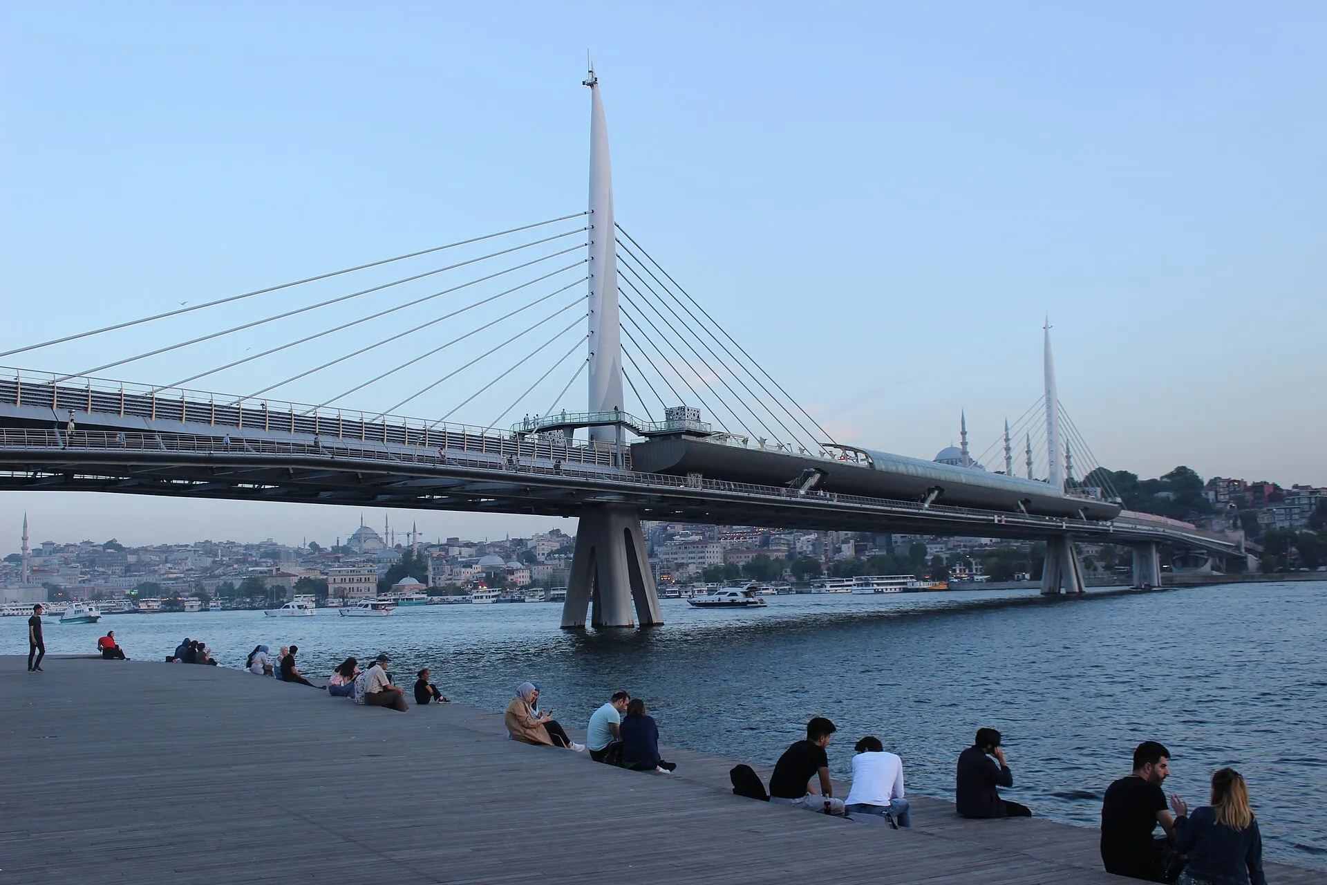 Le pont métropolitain de la Corne d'Or à Istanbul — guide du Haliç Köprüsü