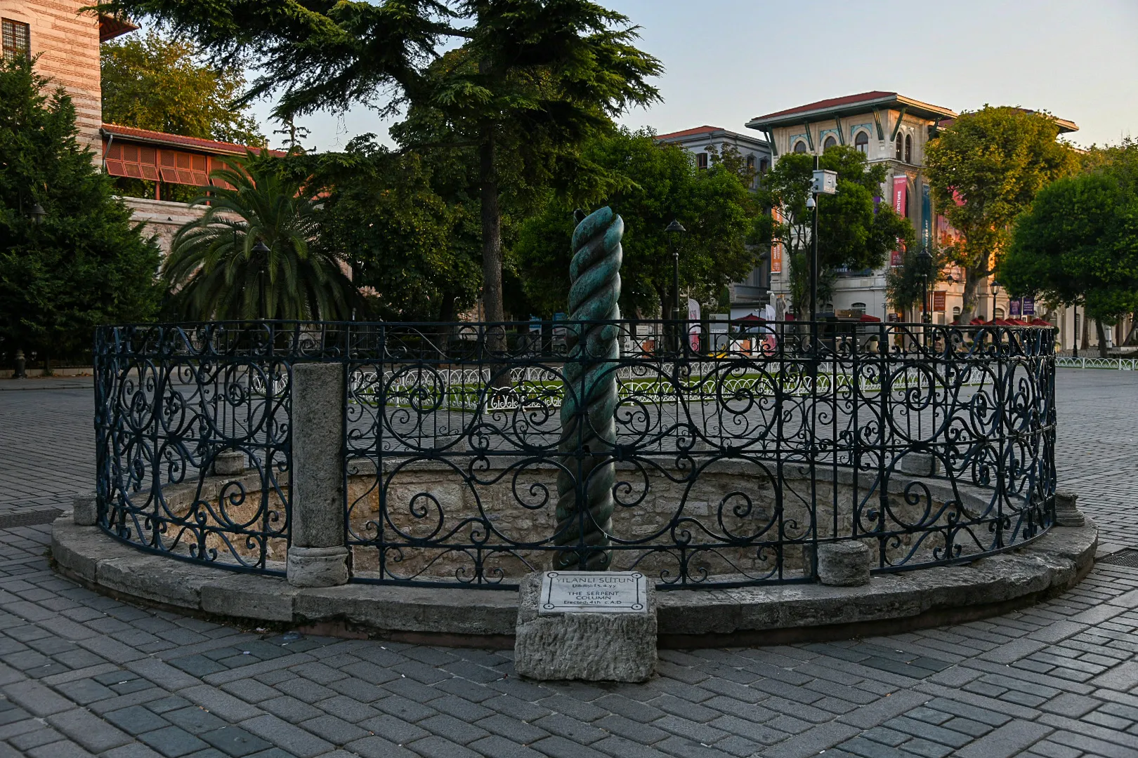 Hadí kolona v Istanbulu: historie, zajímavosti, jak se tam dostat