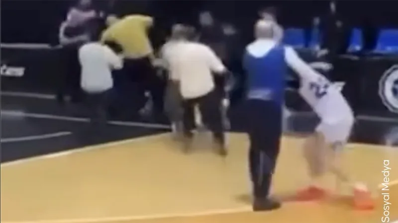 הורה תקף שחקן טורקי במהלך משחק בליגת הכדורסל האירופית לנוער באיטליה.