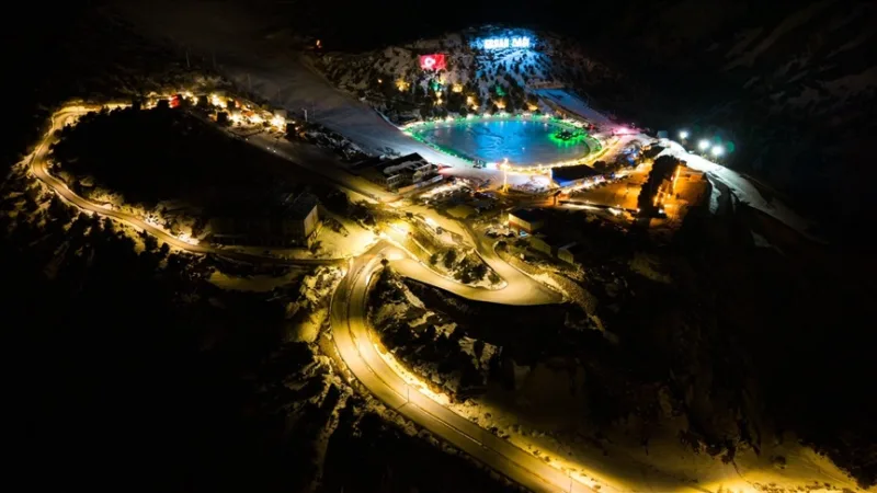 El centro de esquí de la montaña Ergan, en Erzincan, se iluminó especialmente para el Ramadán