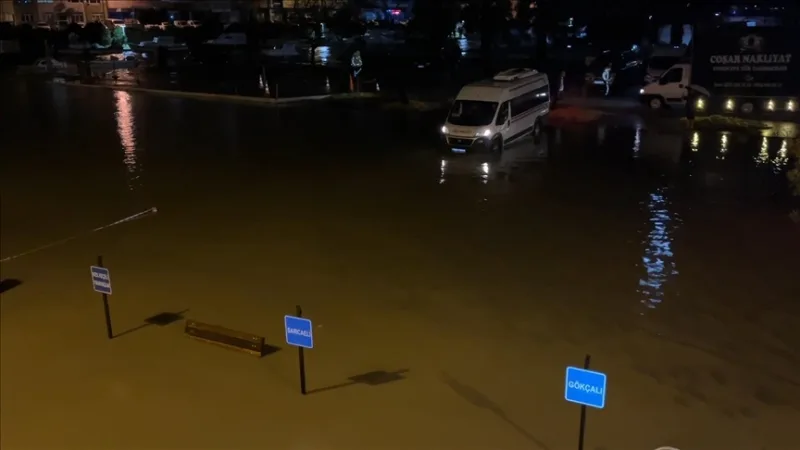 Desbordamiento del arroyo Kepez debido al aguacero en Çanakkale, aumento del caudal del Sarıçay.