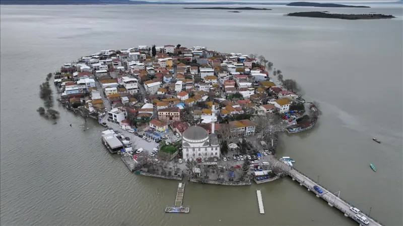 El agua del lago Uluabat llega a las casas de la 