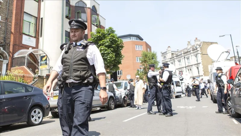Muere una de las 3 personas apuñaladas frente a una mezquita en Inglaterra