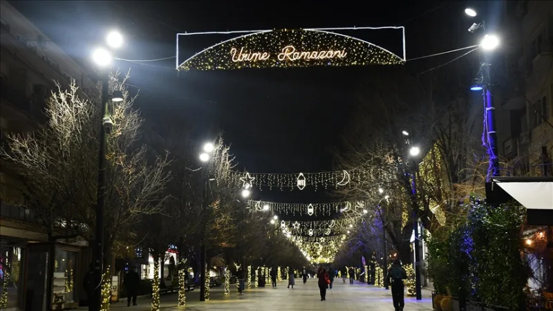 Pristina, la capital de Kosovo, decorada para el Ramadán