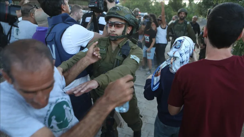Soldados israelitas e colonos judeus lançaram ataques simultâneos na Cisjordânia