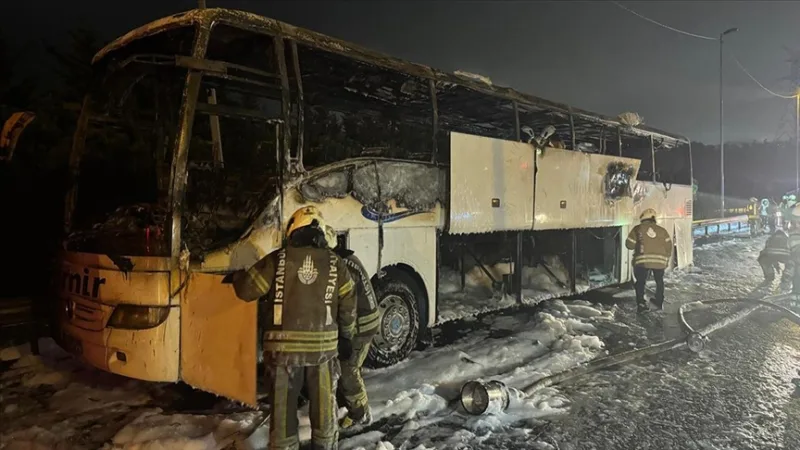 O incêndio que deflagrou num autocarro interurbano em circulação em Istambul foi extinto