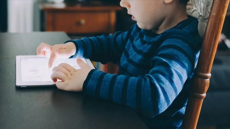 英国政府は、5歳未満の子供のスクリーンタイムを減らすための家族向けガイドラインを発表した