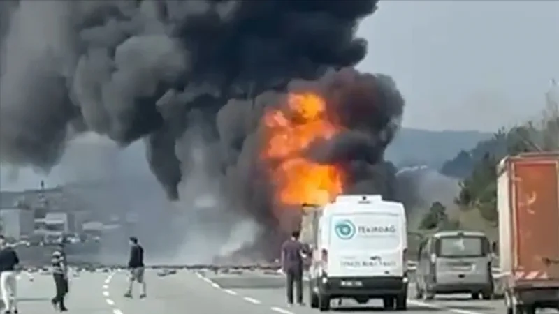 Na diaľnici Severná Marmara vypukol požiar v nákladnom aute