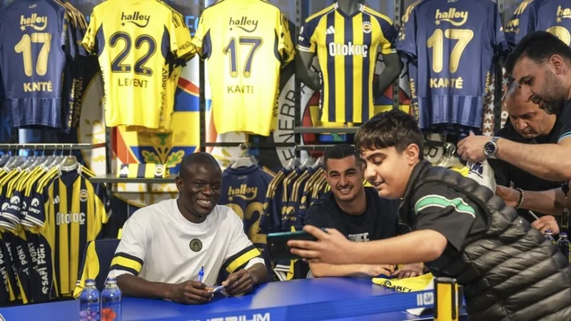 Piłkarze Fenerbahçe, Kante i Levent Mercan, spotkali się z kibicami podczas dnia podpisywania autografów