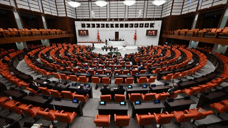 Návrh zákona, který zahrnuje i ustanovení týkající se sociálních médií a mateřské dovolené, byl předložen plénu Tureckého parlamentu