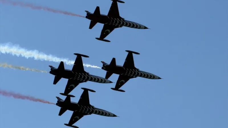 De Turkse Sterren hebben een demonstratievlucht uitgevoerd in Çanakkale