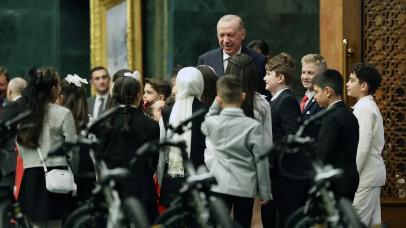 President Erdoğan ontmoette kinderen