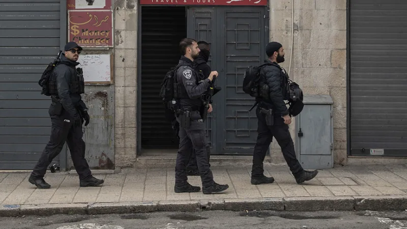 De Israëlische politie heeft een joodse man aangehouden die een keppeltje met de Palestijnse en Israëlische vlag droeg, en heeft de Palestijnse vlag doorgesneden