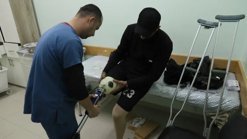 Gazas joslā, kas atrodas Izraēlas blokādes apstākļos, palestīnieši mēnešiem ilgi gaida, lai saņemtu protēzi